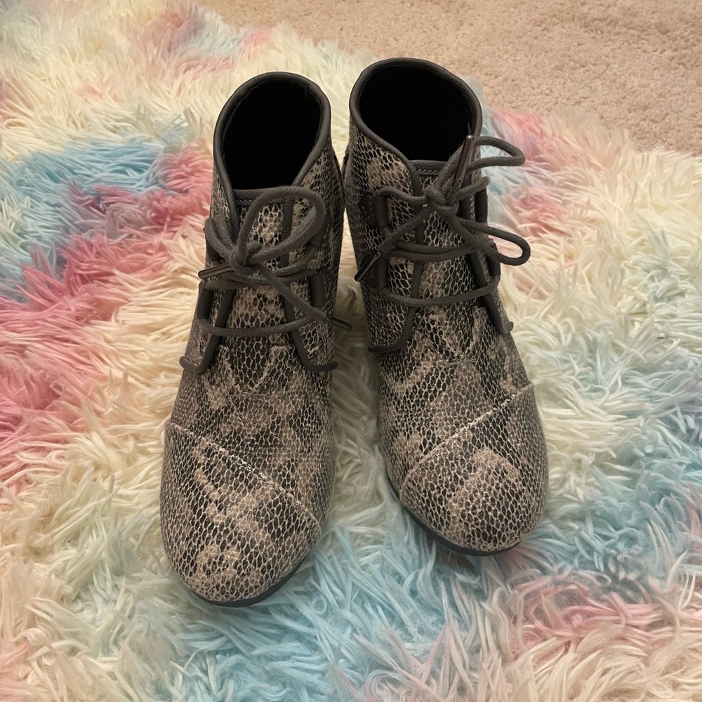 TOMS Snakeskin Wedges Size 7